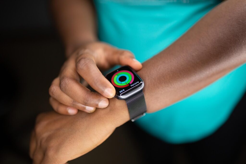 Apple Watch på håndled med de 3 ringe til sportstracking