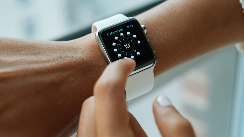 Apple watch med hvid rem, der viser vejret