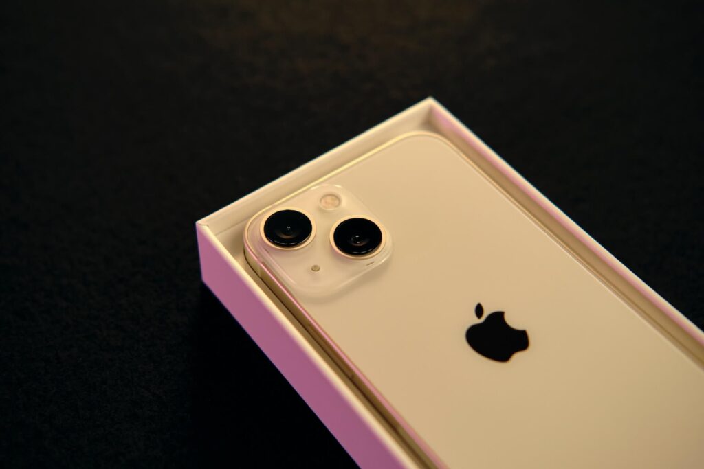 Kamerasystemet og den øverste 3/4 af iPhone 13 mini i Starlight