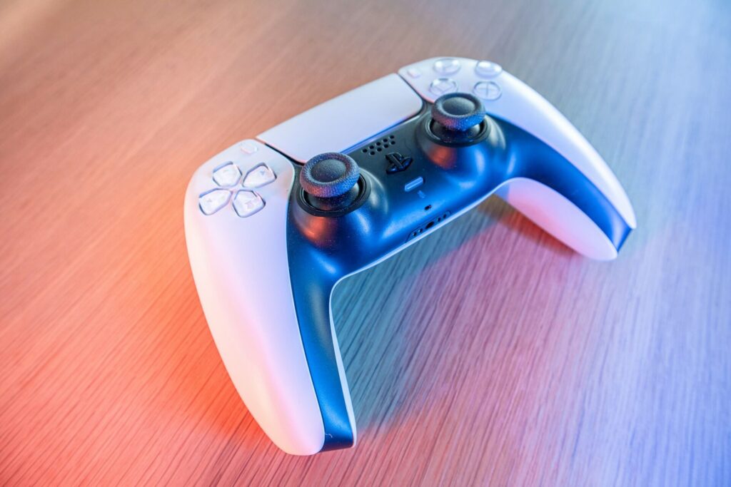 Blot et billede af en PlayStation 5 controler