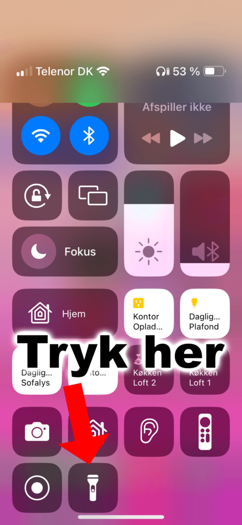 Sådan tænder og slukker du lommelygten i kontrolcenter på din iPhone.