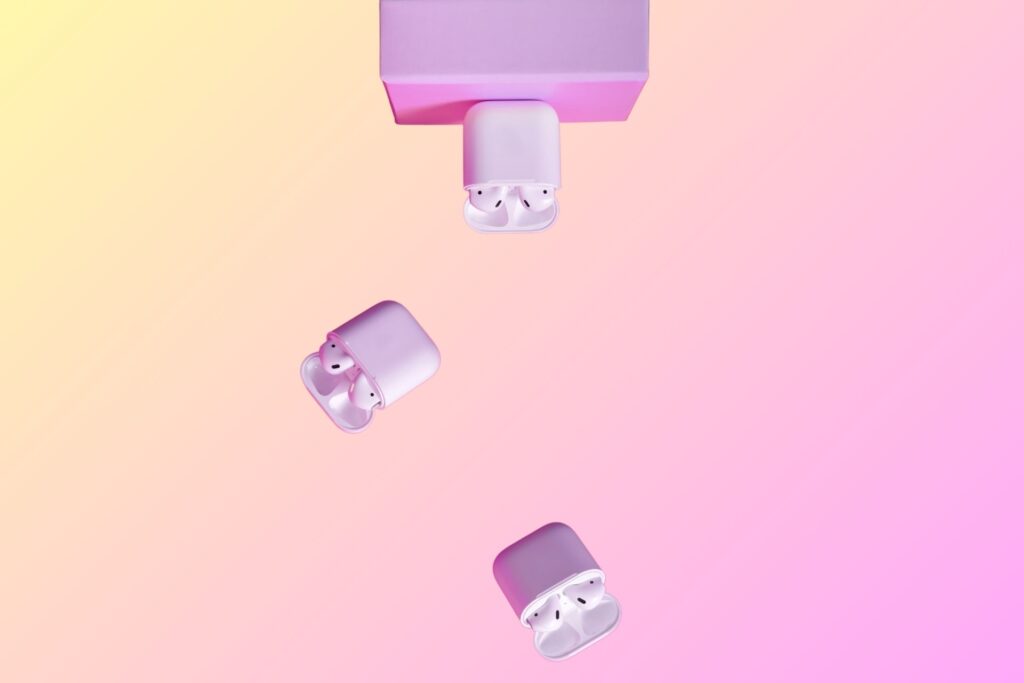 AirPods falder ned. Mockup.