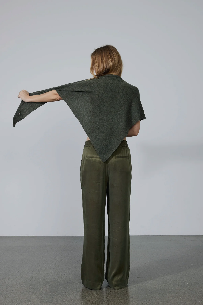 Oplev et luksuriøst cashmere tørklæde fra BETA STUDIOS